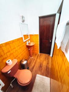 弗洛勒斯Casa Sunset的一间带卫生间和水槽的浴室