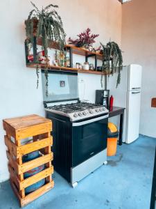 弗洛勒斯Casa Sunset的厨房配有炉灶和冰箱。