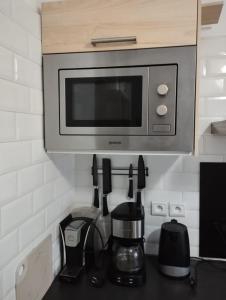 希迪布济德Naila的厨房柜台上方的微波炉,配有咖啡壶