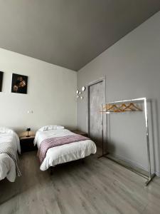 贝加莫SLEEP & FLY Bergamo Centro的一间卧室设有两张床,卧室内有一扇门
