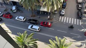 卡萨布兰卡LUXE APPARTEMENT的享有街道的空中景致,街道上拥有汽车和棕榈树