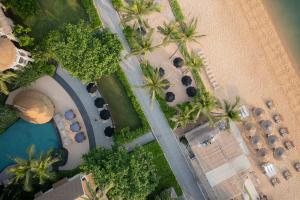 波普托Holiday Inn Resort Samui Bophut Beach, an IHG Hotel的棕榈树海滩上方的景色