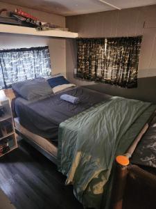 EwingCo-ed Dorm with Fantastic Patio!的一间卧室,配有一张床,上面有 ⁇ 蝠