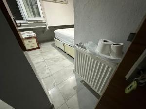 恰纳卡莱Nr1 Pansiyon的一间设有一张床和两卷卫生纸的房间