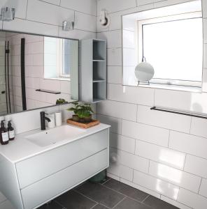 努克The Black House Tuapannguit 48的白色的浴室设有水槽和镜子