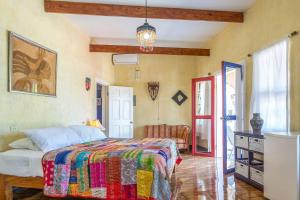 特雷热比奇Taino Cove的一间卧室配有一张带彩色毯子的床