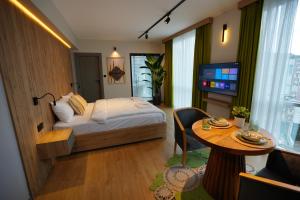 伊斯坦布尔Dream house 22的一间卧室配有一张床、一张桌子和一台电视