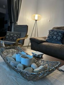 卡西卡斯Villa Phos的客厅的桌子上放一碗鸡蛋