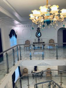 库马西The Peacock Mansion的大房间设有吊灯和桌椅