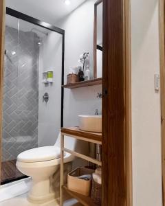El RoqueSabbia By LD Hoteles的一间带卫生间和水槽的浴室