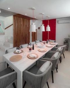El RoqueSabbia By LD Hoteles的一间用餐室,配有一张白色的大桌子和椅子