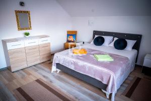 普里耶多尔Villa Dalmacija的一间卧室配有一张带两个蓝色枕头的床