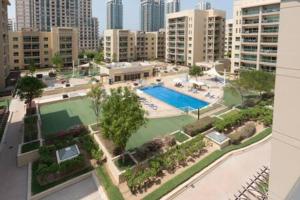 迪拜Unique 1Bedroom with Balcony Greens Dubai的城市游泳池空中景观