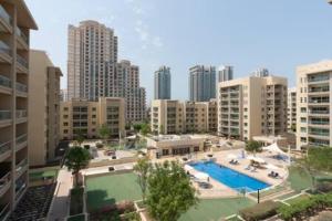 迪拜Unique 1Bedroom with Balcony Greens Dubai的城市中泳池的空中景观,高楼