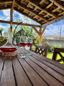 K'vemo Alvani,,Anna's" Guesthouse的木桌旁放着两杯红葡萄酒