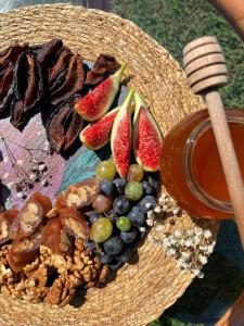 K'vemo Alvani,,Anna's" Guesthouse的桌上一盘带水果和蜂蜜的食物