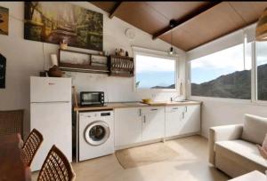 埃尔米瓜Casa Tajaraste的一间厨房,在房间内配有洗衣机和烘干机