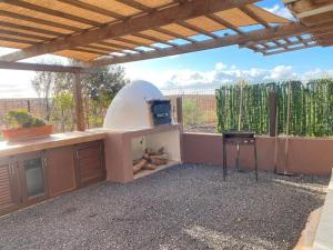 安提瓜La Pradera的庭院内带比萨饼烤箱的户外厨房