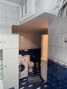 卡瓦拉Rafaela's Apartment的一间带卫生间、洗衣机和烘干机的浴室