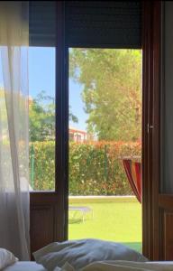 阿亚蒙特Relax Apartment Costa Esuri的卧室设有窗户,享有庭院的景色