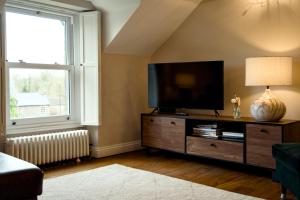 巴斯洛The Beeches - Chatsworth Apartment No 5 - Sleep2的客厅配有梳妆台上的平面电视