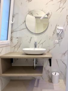佩斯基奇Gemini Luxury Rooms的一间带水槽和镜子的浴室