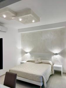 佩斯基奇Gemini Luxury Rooms的白色卧室配有床和椅子