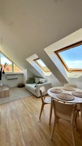 奈达Nida Oasis Apartment的客厅设有天窗和桌椅。