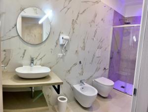 佩斯基奇Gemini Luxury Rooms的一间带水槽、卫生间和镜子的浴室