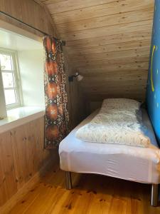 OyndarfjørðurSeaside Cottage的小屋内的小卧室,配有床铺