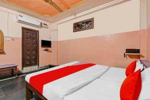 OYO Flagship Vikash Palace客房内的一张或多张床位