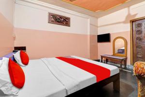 OYO Flagship Vikash Palace客房内的一张或多张床位