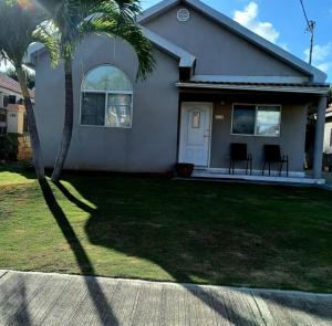 波特莫尔Mi Casa Comfort Estate的前院有棕榈树的房子