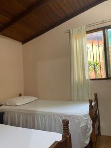 阿塔卡梅斯Cabañas Ecologicas Cayapas的一间卧室设有两张床和窗户。