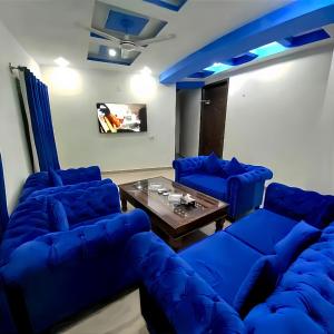 伊斯兰堡the Choice of executives的客厅配有蓝色的沙发和桌子