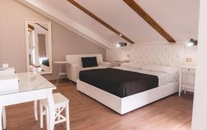 雷焦卡拉布里亚Fata34 Luxury B&B的白色卧室配有床和书桌