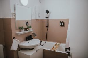 不莱梅Moderne Wohnung mit Weserblick und Uferpromenade的一间带水槽和淋浴的浴室