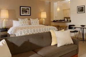 棕榈泉The Hideaway的一间卧室配有一张大床和一张沙发