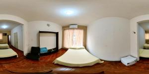 马里利亚CENTRALHE HOTEL的客房设有两张床和窗户。