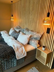 克拉格勒Perle ved sjøen! Ny hytte på 90m2.的一间卧室配有带枕头的床