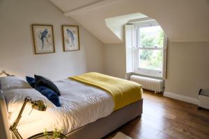 巴斯洛The Beeches - Chatsworth Apartment No 5 - Sleep2的一间卧室设有一张床和一个窗口