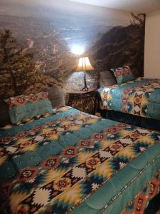 马尼温泉Manitou Inn的墙上画画的房间里设有两张床