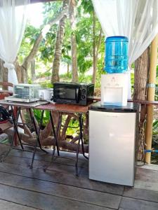 杜马格特Dumaguete Oasis Treehouse的一张桌子,上面有两个微波炉和搅拌机