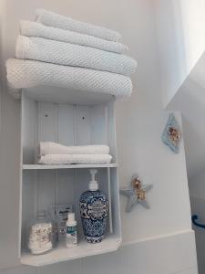 圣贝内代托-德尔特龙托Acasadelpescatore的浴室架子上的一大堆毛巾