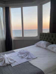 迪迪姆Adil Butik Otel的一间卧室设有一张床,享有海景