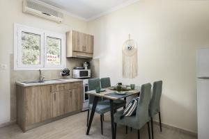 阿齐欧斯·贡多斯Vicky's Apartments的厨房配有桌椅和水槽。