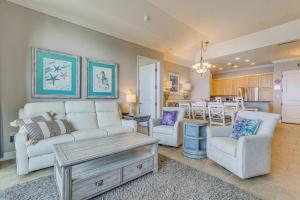 彭萨科拉海滩Pensacola Beach Penthouse with View and Pool Access!的带沙发和椅子的客厅以及厨房。