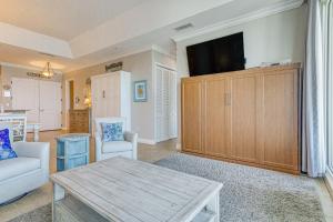 彭萨科拉海滩Pensacola Beach Penthouse with View and Pool Access!的客厅配有沙发和桌子