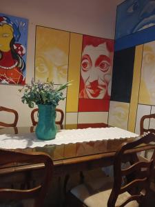 欧鲁普雷图Brumas Ouro Preto Hostel e Pousada的一张桌子上放着花瓶