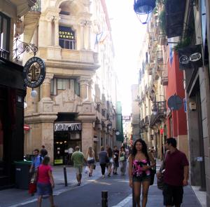 巴塞罗那巴塞罗那莱万特旅馆的一群人沿着街道走着,街道上有许多建筑